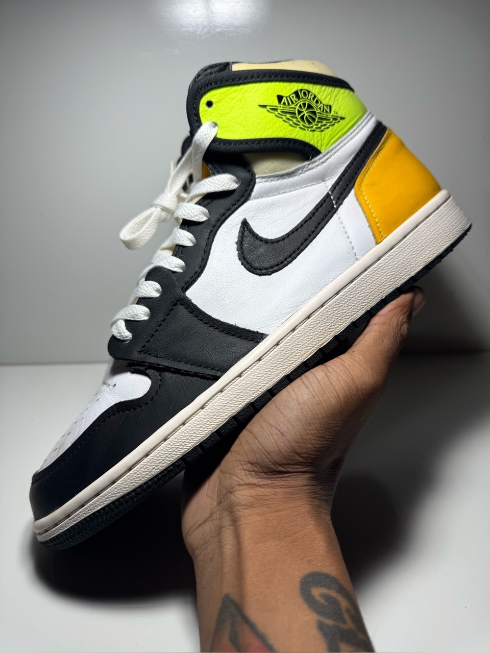 Air Jordan 1 Retro High “White Black Volt University Gold” Size 8